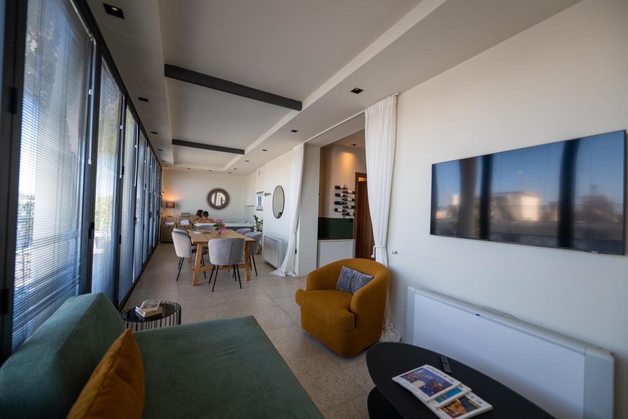 Evripidou 7 - Kalamata Mediterranean Suites Bagian luar foto